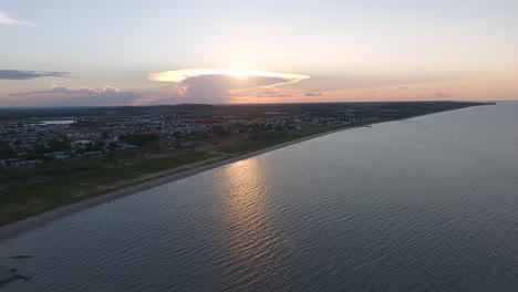 Sonnenuntergang-über-Kourou-Französisch-Guayana.-Drohnenblick-Auf-Den-Strand